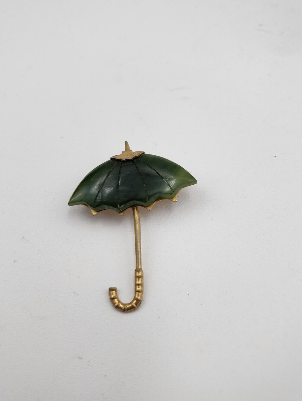 Beautiful Vintage Gold Tone Umbrella Carved Metal Work w/ Jade Stone Brooch